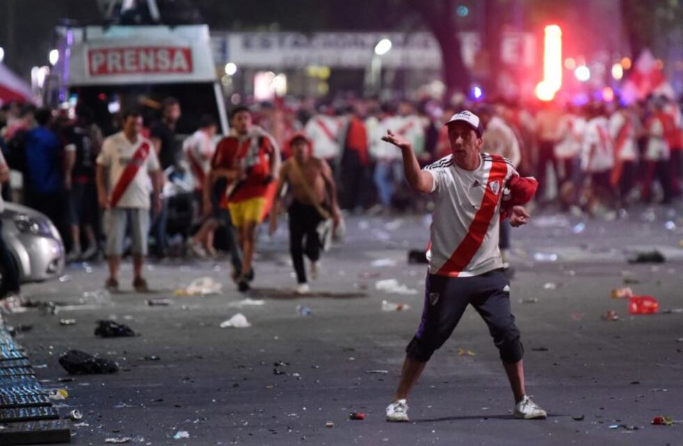 Disturbios y corridas en los festejos de los hinchas de River en el Obelisco