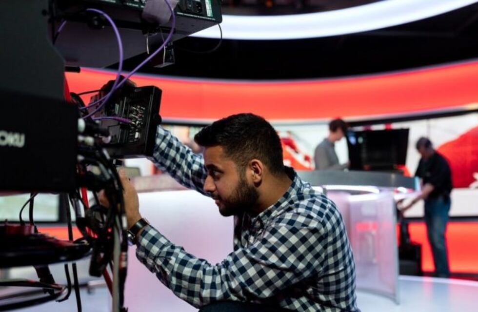 Una presentadora de televisión británica salió en vivo "sin piernas"