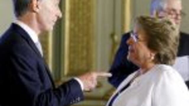 El presidente de la Argentina Mauricio Macri y su esposa juliana awada tras asumir como mandatario en el salon central del palacio san martin sede cancilleria. Argentina's President Mauricio Macri (L) talks with Chile's President Michelle Bachelet in Buenos Aires, December 10, 2015. REUTERS/Martin Acosta buenos aires mauricio macri michelle bachelet presidente primera dama llegada palacio san martin ceremonia asuncion presidente argentino presidentes argentina chile