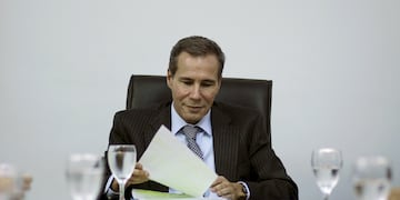 Late Argentine prosecutor Alberto Nisman looks at his papers during a meeting with journalists in this May 29, 2013 file photo\u002E Nisman, the Argentine prosecutor who died in 2015 just days after accusing then-President Cristina Fernandez of covering up Iran's alleged role in the bombing of a Jewish center was apparently murdered, an official investigating the case said on February 25, 2016\u002E REUTERS/Marcos Brindicci/File  buenos aires alberto nisman fiscal argentino asesinado investigacion causa amia atentado terrorista justicia declaro que fue homicidio
