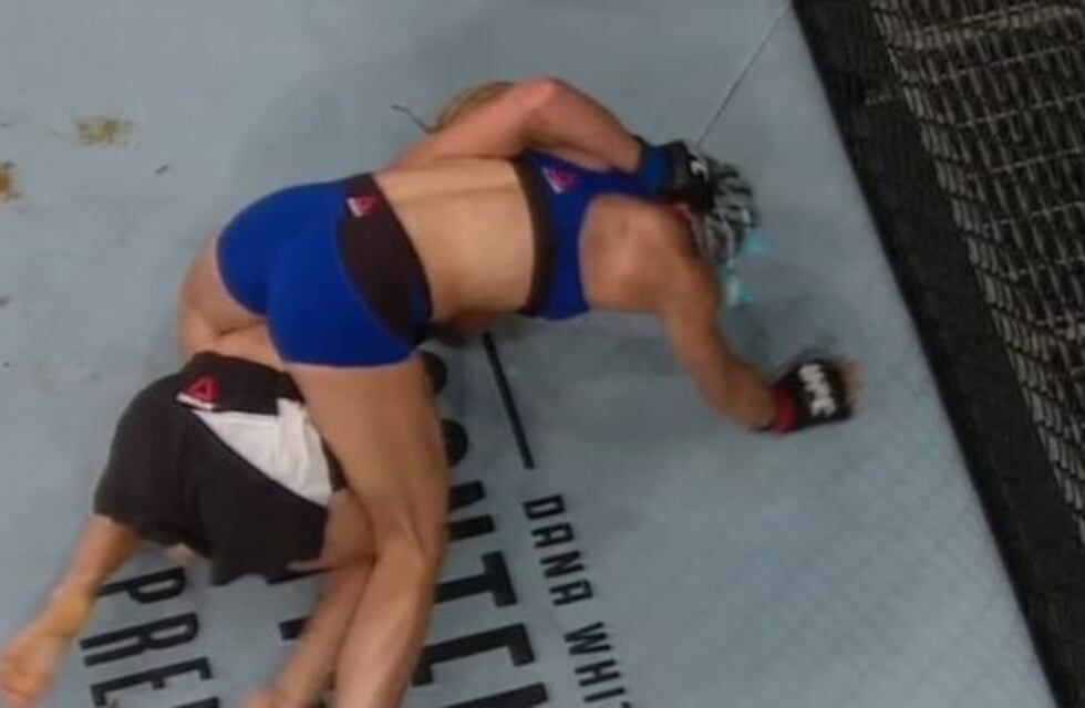 ¡No aguantó! Luchadora de UFC protagonizó un vergonzoso accidente en plena pelea