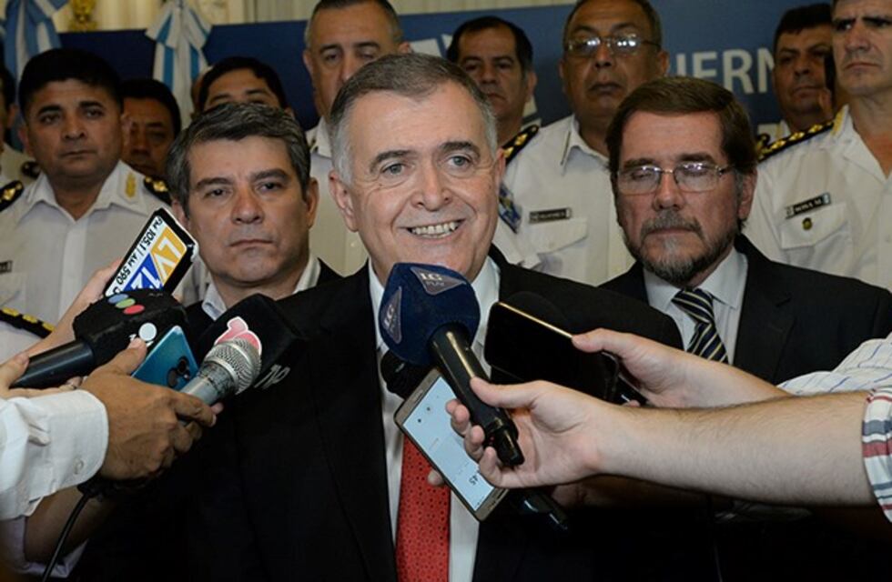 Los funcionarios reducirán sus sueldos un 10% por decreto