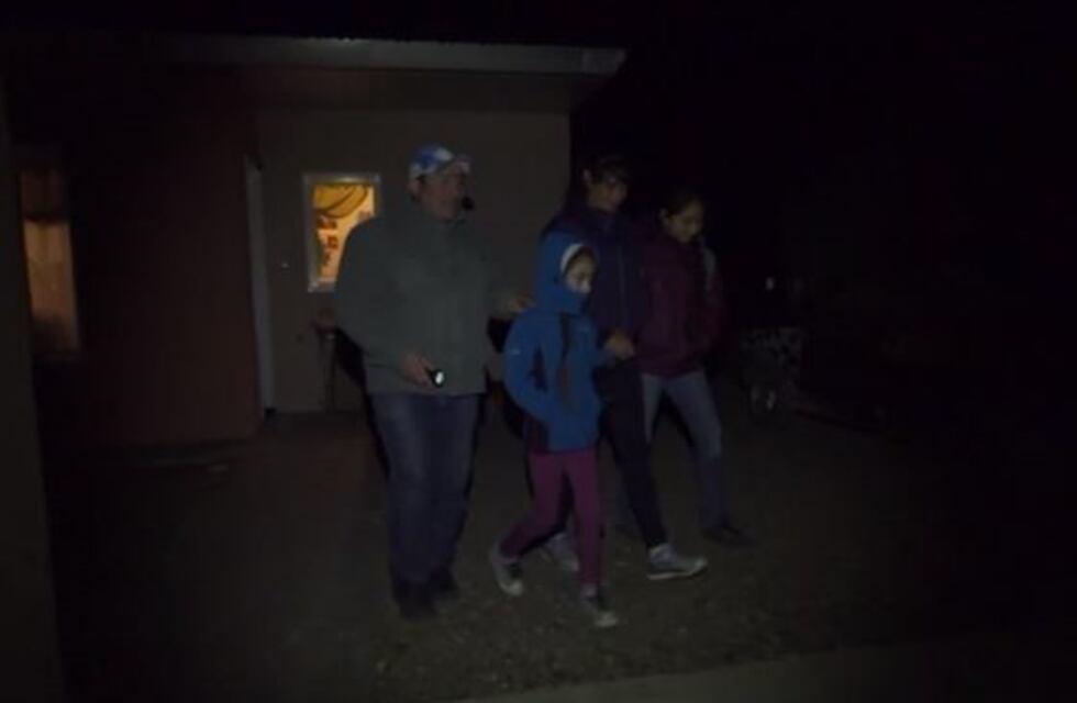 Un pueblo de Chubut vive en la oscuridad y los vecinos tienen que salir con linternas
