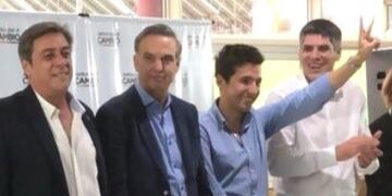 Alfredo Schiavoni, Pedro Puerta (camisa celeste) y Ricardo Andersen, los tres competidores en la interna de Cambiemos en Misiones, junto al senador Miguel Angel Pichetto\u002E (Prensa PRO)