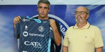 El técnico de Independiente Rivadavia, Gabriel Gómez, acordó hoy con los dirigentes del club su continuidad en el cargo\u002E