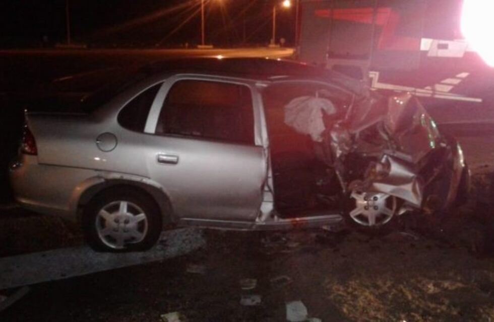 Un joven de 19 años perdió la vida tras un choque entre un auto y un camión