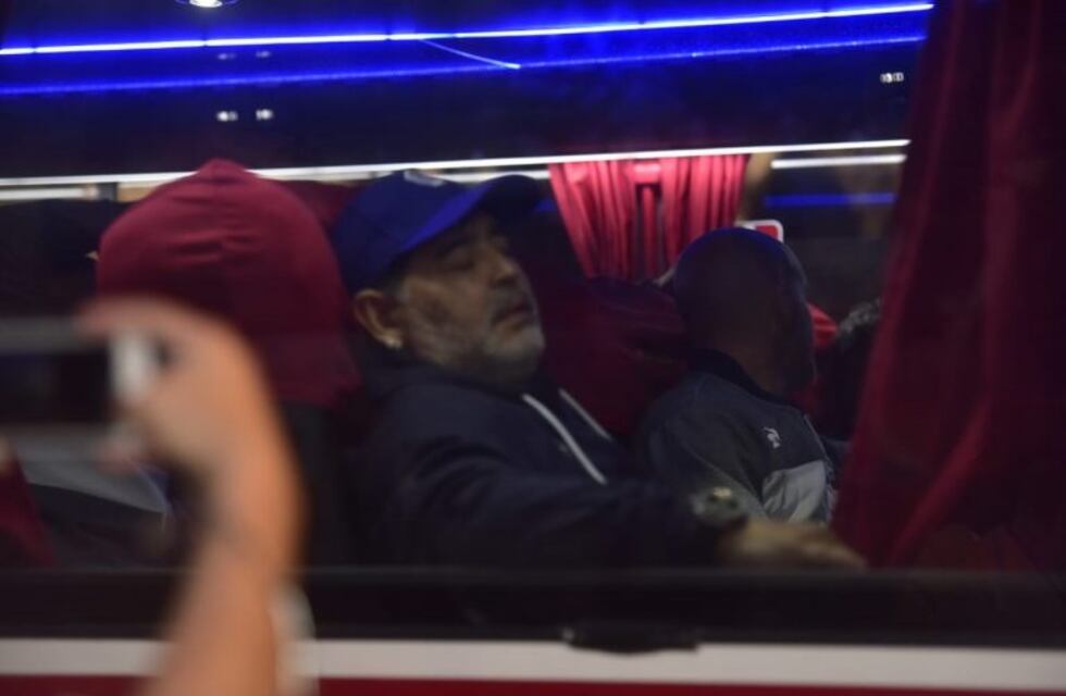 Tumultuosa: así fue la salida de Maradona del hotel hacia el Mario Kempes