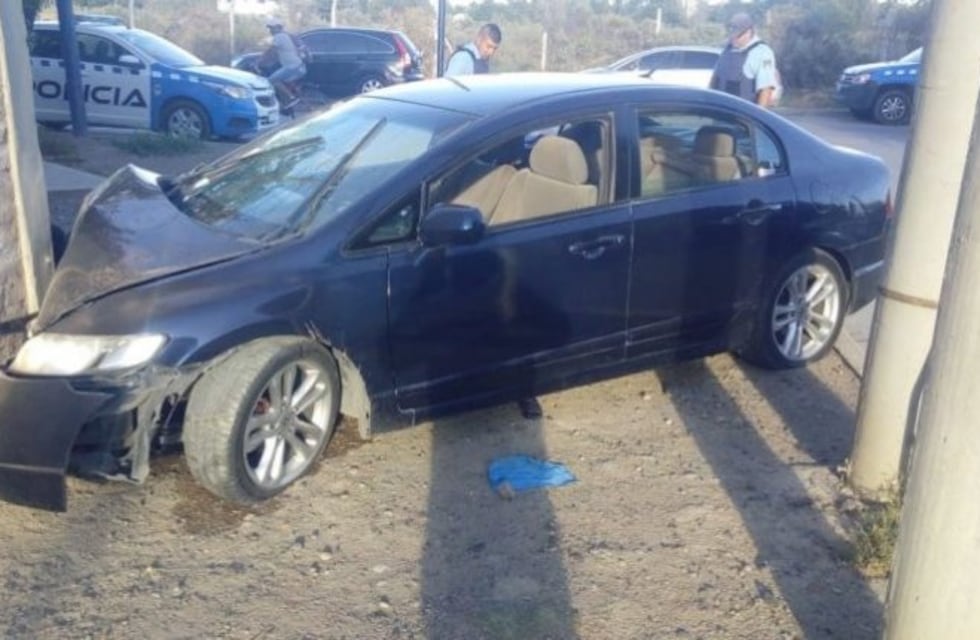 Perdió el control de su auto y se incrustó en el paredón de una casa