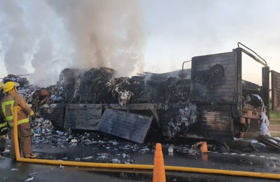 Un camión se incendió en la autopista Córdoba- Rosario