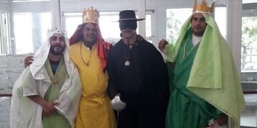 Los Reyes Magos visitaron el Hospital de Niños junto al Zorro y el Sargento García (Foto: Diario El Día)