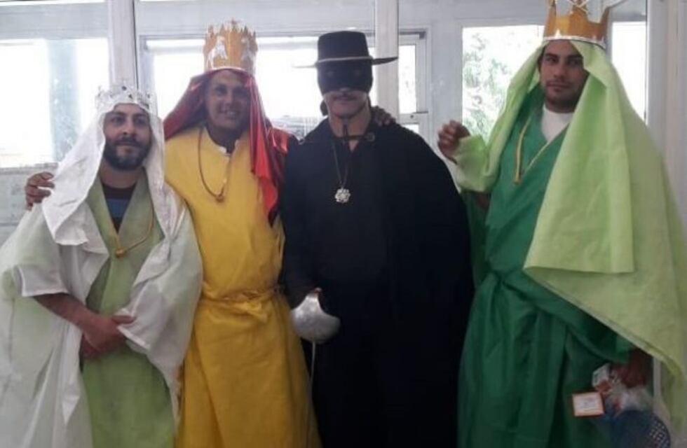 Los Reyes Magos visitaron el Hospital de Niños junto al Zorro y el Sargento García