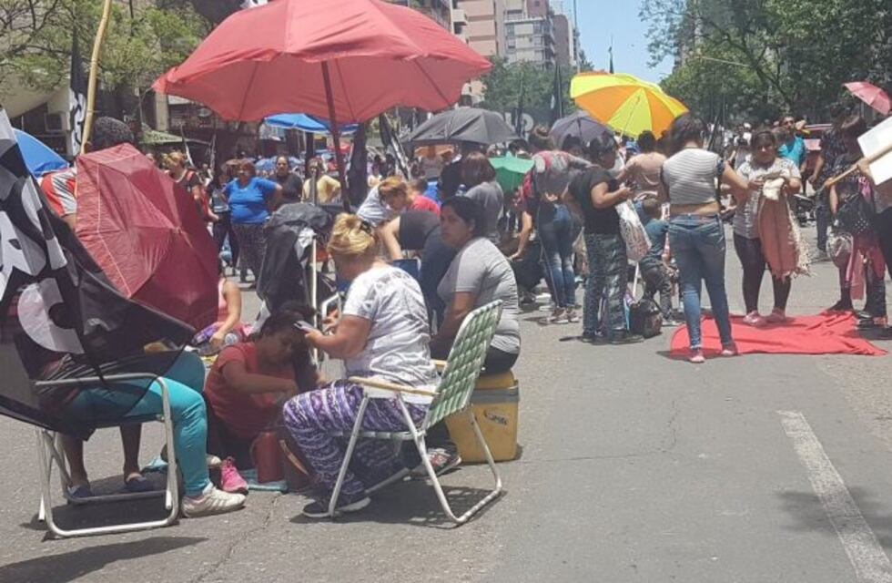 Organizaciones sociales "acampan" en Illia y Chacabuco por trabajo