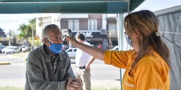 La Municipalidad de la ciudad capital realiza operativos para recibir consultas de vecinos y evaluaciones en busca de síntomas de COVID-19\u002E (@_santafecapital)