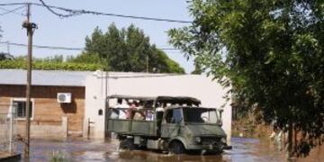 DYN13, 19/01/2017, EL GOBIERNO LE ENCOMENDu00d3 AL EJu00c9RCITO LA ASISTENCIA A LOS POBLADORES QUE Au00daN SUFREN LAS CONSECUENCIAS DE LAS INUNDACIONES REGISTRADAS EN LA LOCALIDAD DE LA EMILIA, EN EL NORTE DE LA PROVINCIA DE BUENOS AIRES.FOTO:DYN/PRESIDENCIA. provinc