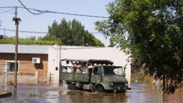 DYN13, 19/01/2017, EL GOBIERNO LE ENCOMENDu00d3 AL EJu00c9RCITO LA ASISTENCIA A LOS POBLADORES QUE Au00daN SUFREN LAS CONSECUENCIAS DE LAS INUNDACIONES REGISTRADAS EN LA LOCALIDAD DE LA EMILIA, EN EL NORTE DE LA PROVINCIA DE BUENOS AIRES.FOTO:DYN/PRESIDENCIA. provinc