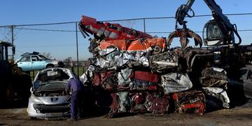 Iniciaron la compactación de autos y motos abandonadas (Municipalidad de Rosario)