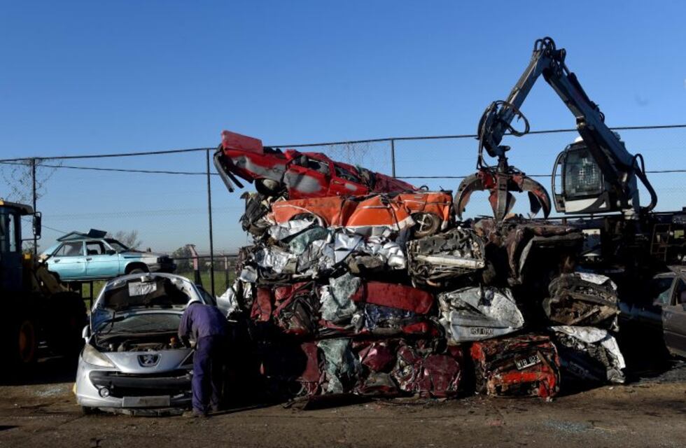 Iniciaron la compactación de autos y motos abandonadas