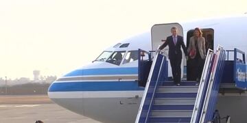 Macrí llegó a Lima junto a su esposa Juliana Awada\u002E (Web)