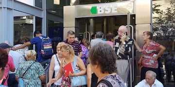 Largas colas en los bancos por parte de los jubilados para cobrar\u002E