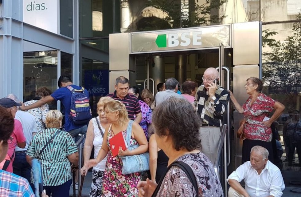 Largas colas en los bancos tras el paro por 48 horas: jubilados pasaron la noche en la calle