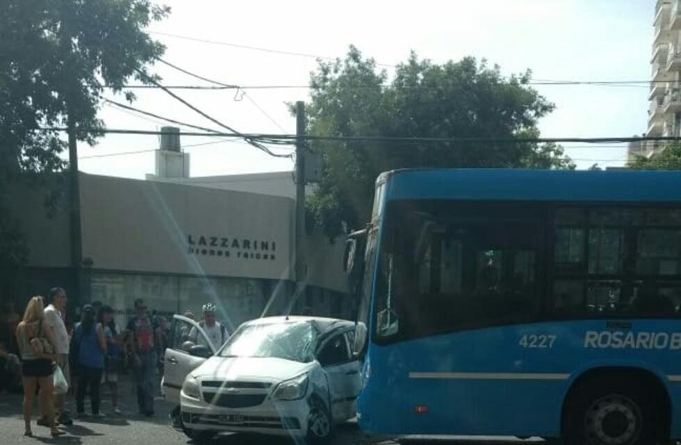 Más de una decena de heridos tras un fuerte choque entre un auto y un colectivo