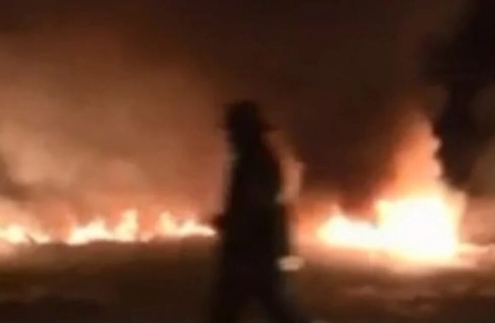 Un auto despistó y se incendió en la ruta 2, a pocos kilómetros de donde volcó el micro con estudiantes de Benavidez