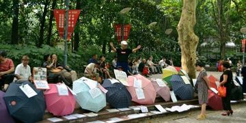 Shanghai\u002E Sobre los paraguas aparecen los datos de las candidatas\u002E Foto: Lucila Carzoglio (Clarín)