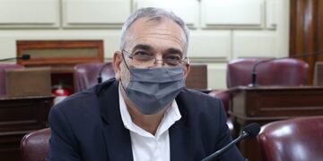 Alcides Calvo con barbijo