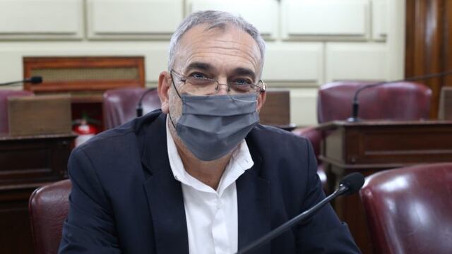 Alcides Calvo con barbijo