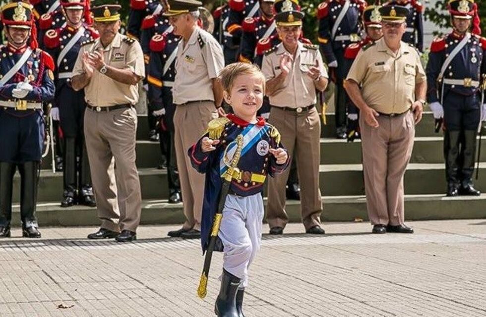 Un pequeño fanático de San Martín sorprendió a todos y desfiló junto a granaderos