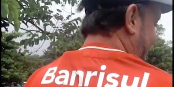 Bruno y Carlos, los hinchas del Inter de Porto Alegre que fueron a alentar a Talleres en el estadio Morumbí\u002E