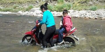 La historia de Eugenia y Germán sintetiza la realidad de la educación rural y la urgencia de la obra pública y presencia del Estado en la zona\u002E