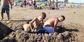 Niños del programa "Puentes en la Infancia" en Claromecó