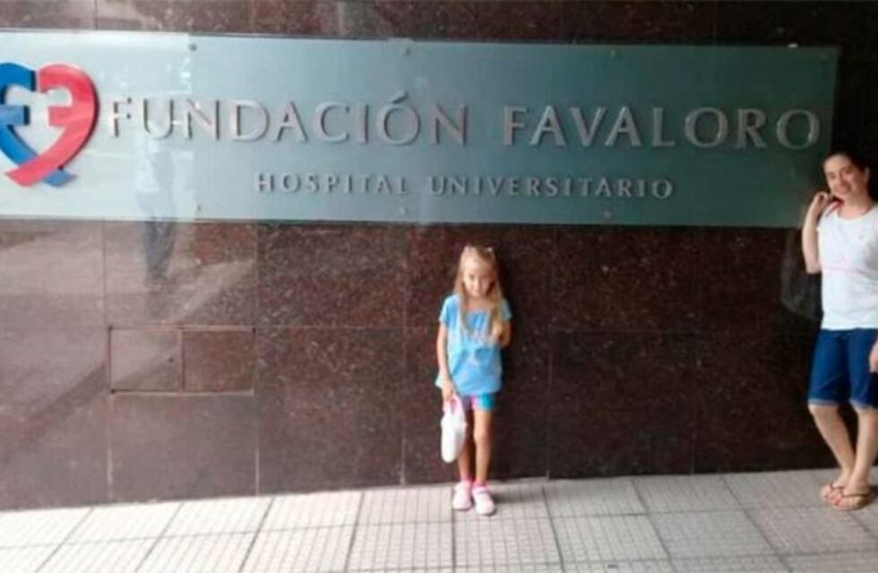 Joaquina camino sonriente por la vereda de la Fundación Favaloro
