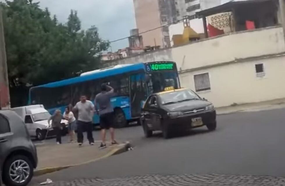 A los palazos: un automovilista y un taxista protagonizaron una feroz pelea en plena calle