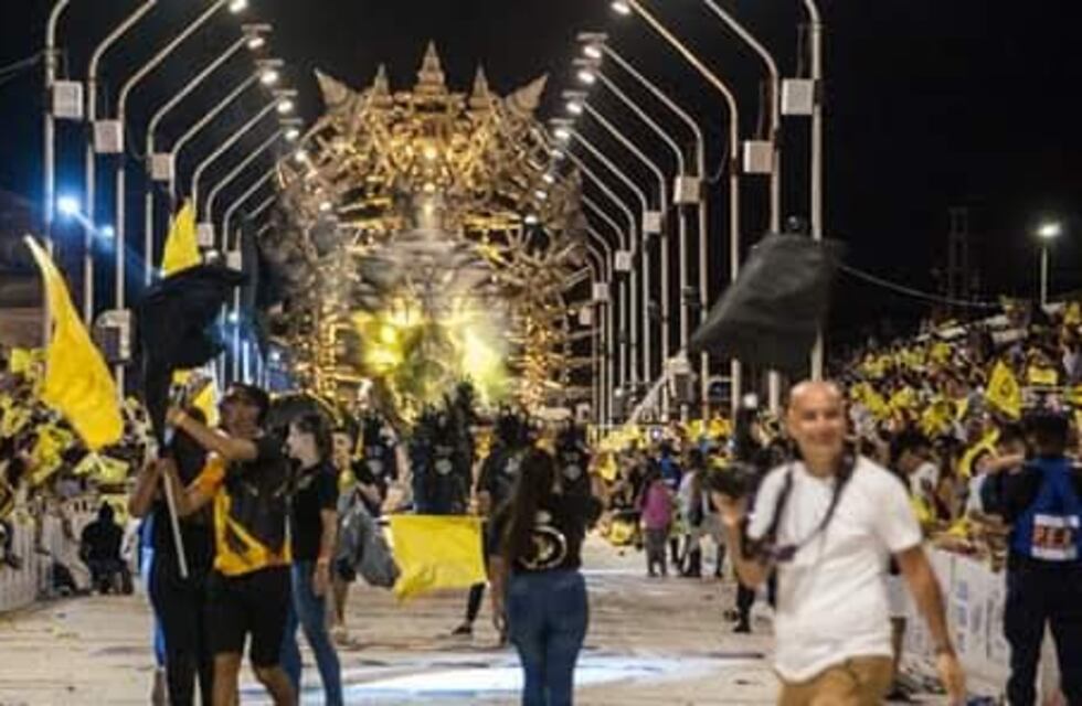 El "Carnaval del País" despide enero con gran show de  plumas y caireles