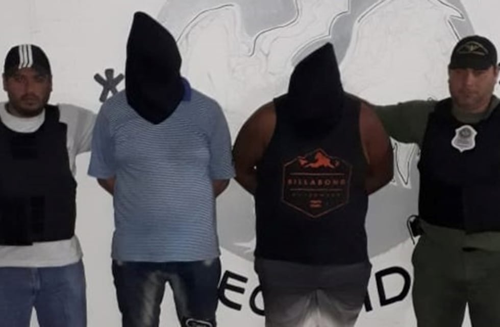 Detienen a dos sujetos que vendían elementos robados en las redes