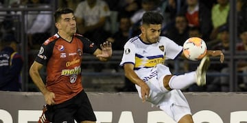 Carlos Zambrano sufrió una fractura de costilla y será baja en Boca por un mes\u002E (AP)