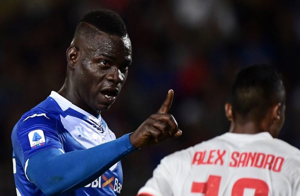 Balotelli pateó la pelota a la tribuna y frenó el partido por gritos racistas en su contra