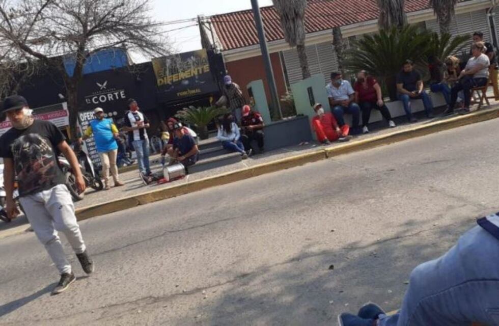 Trabajadores de Resistencia continúan su acampe frente a la Municipalidad