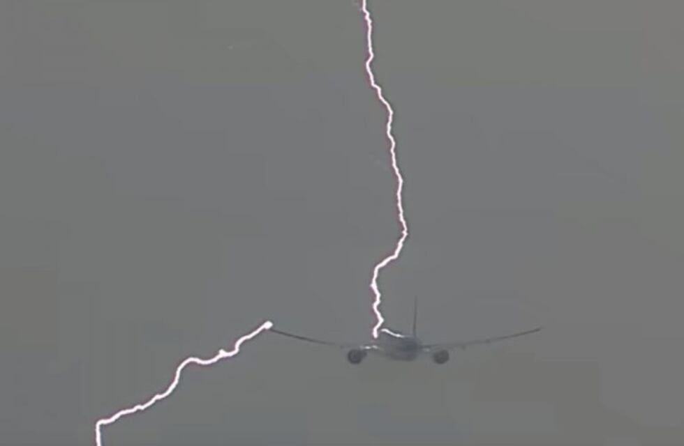 El escalofriante momento en que un rayo impacta un avión en Holanda