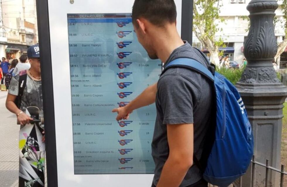 Instalaron visores para horarios de colectivos en Plaza Roca