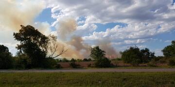Bomberos combaten un incendio en cercanías de La Calera\u002E