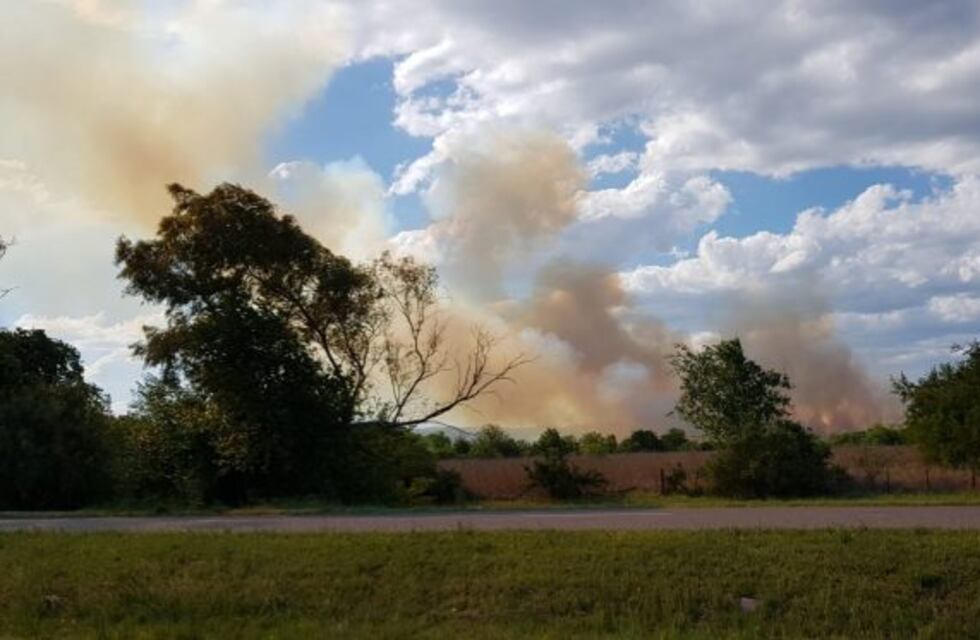 Combaten un incendio en cercanías de La Calera