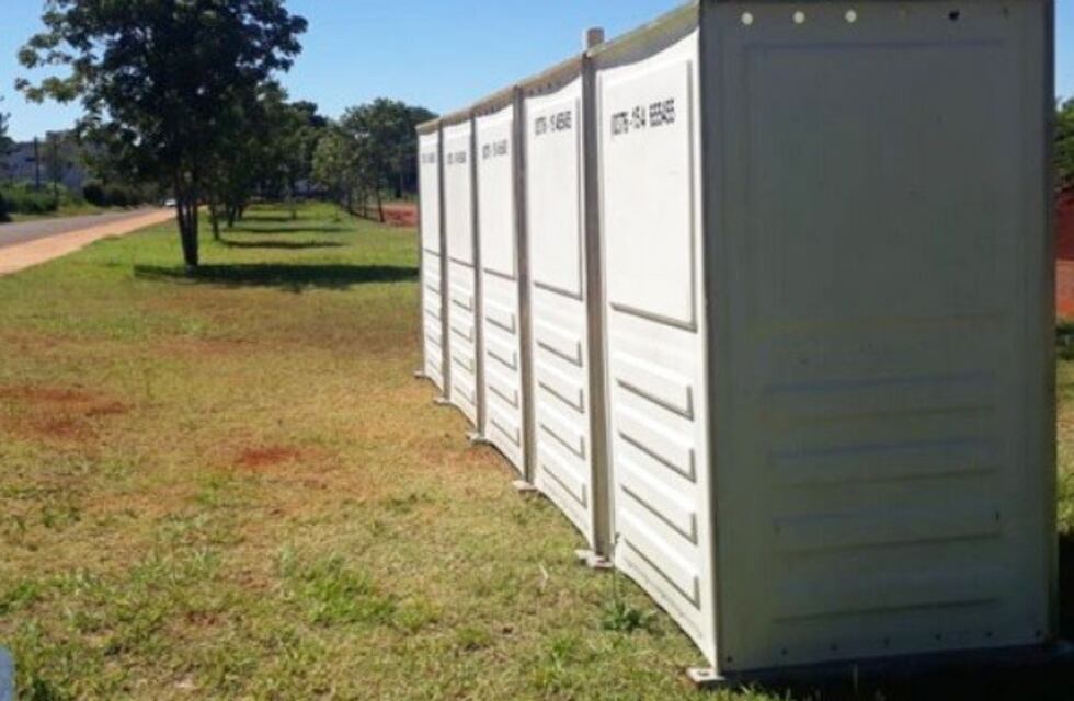 Baños y contenedores en Espacio Joven de Apóstoles para la fiesta de Año Nuevo