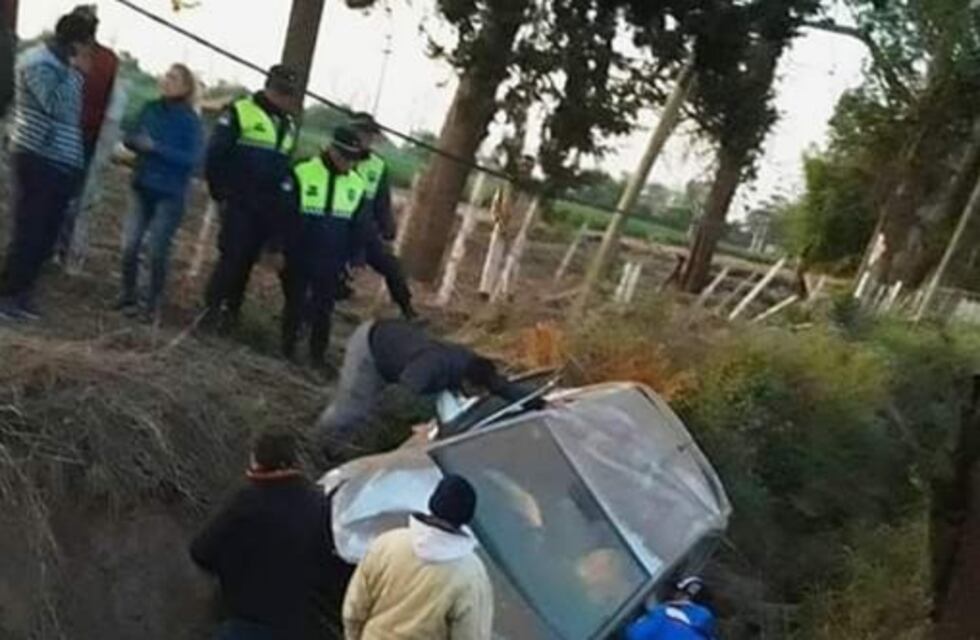 Un auto que se dirigía a La Cocha perdió el control y terminó en una banquina
