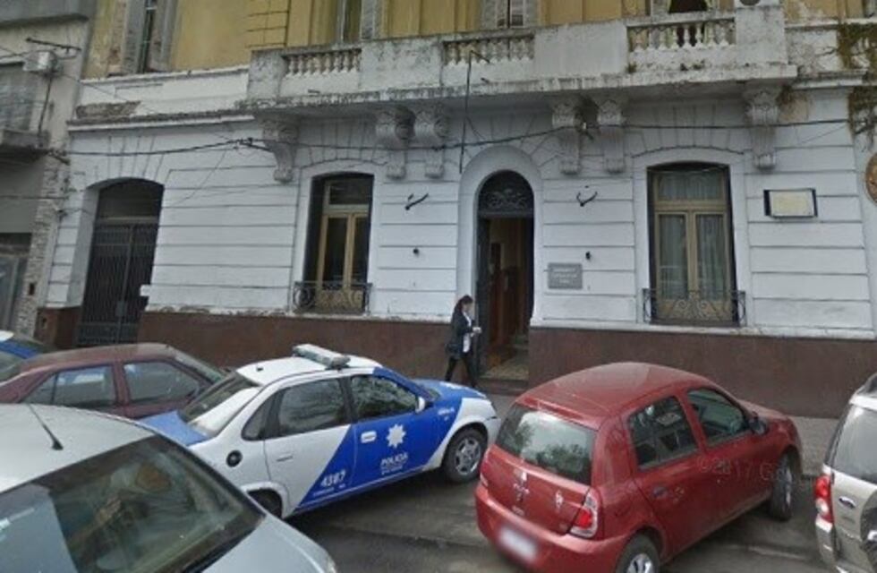 El colmo: ladrones desvalijaron un local de ropa frente a una comisaría