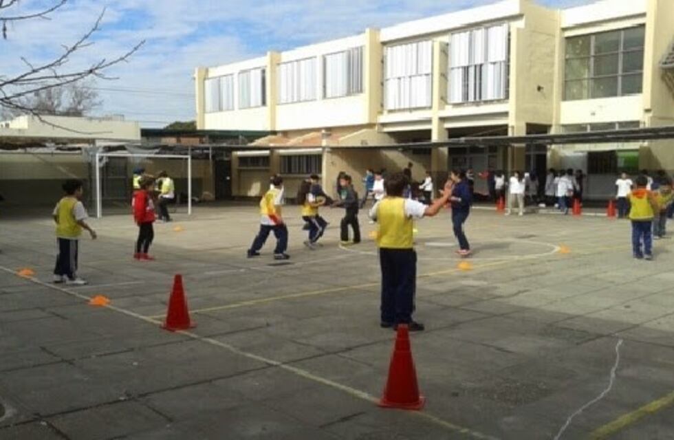 En una escuela de Córdoba quitaron los recreos para evitar accidentes en el patio