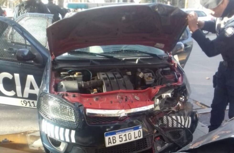 Impactante choque entre un móvil policial y un auto