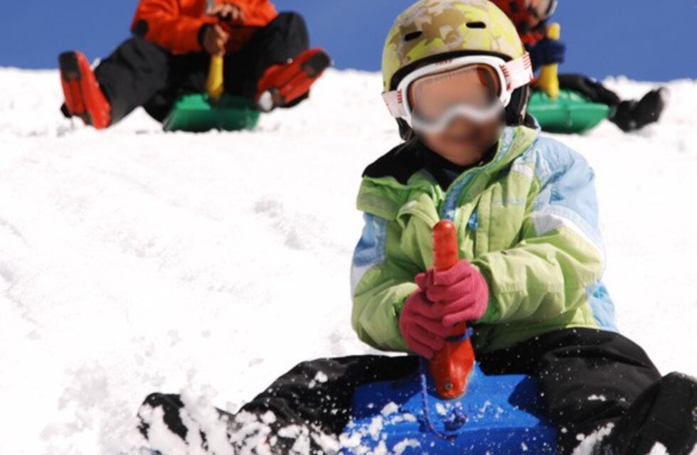 Murió una mujer que chocó con una columna al tirarse en trineo